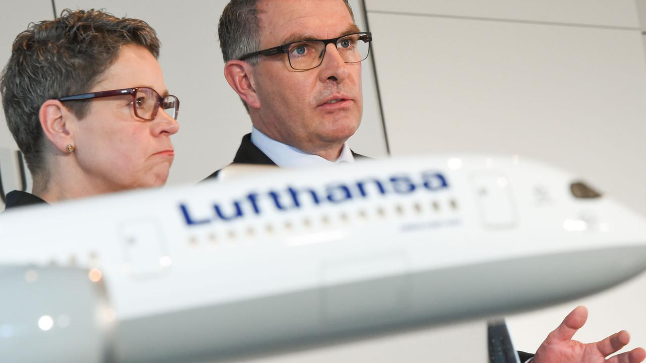 Carsten Spohr, Vorstandsvorsitzender der Deutschen Lufthansa AG, und die Lufthansa-Finanzchefin Simone Menne sprechen am 17.03.2016 bei der Bilanz-Pressekonferenz der Lufthansa in Frankfurt am Main. 