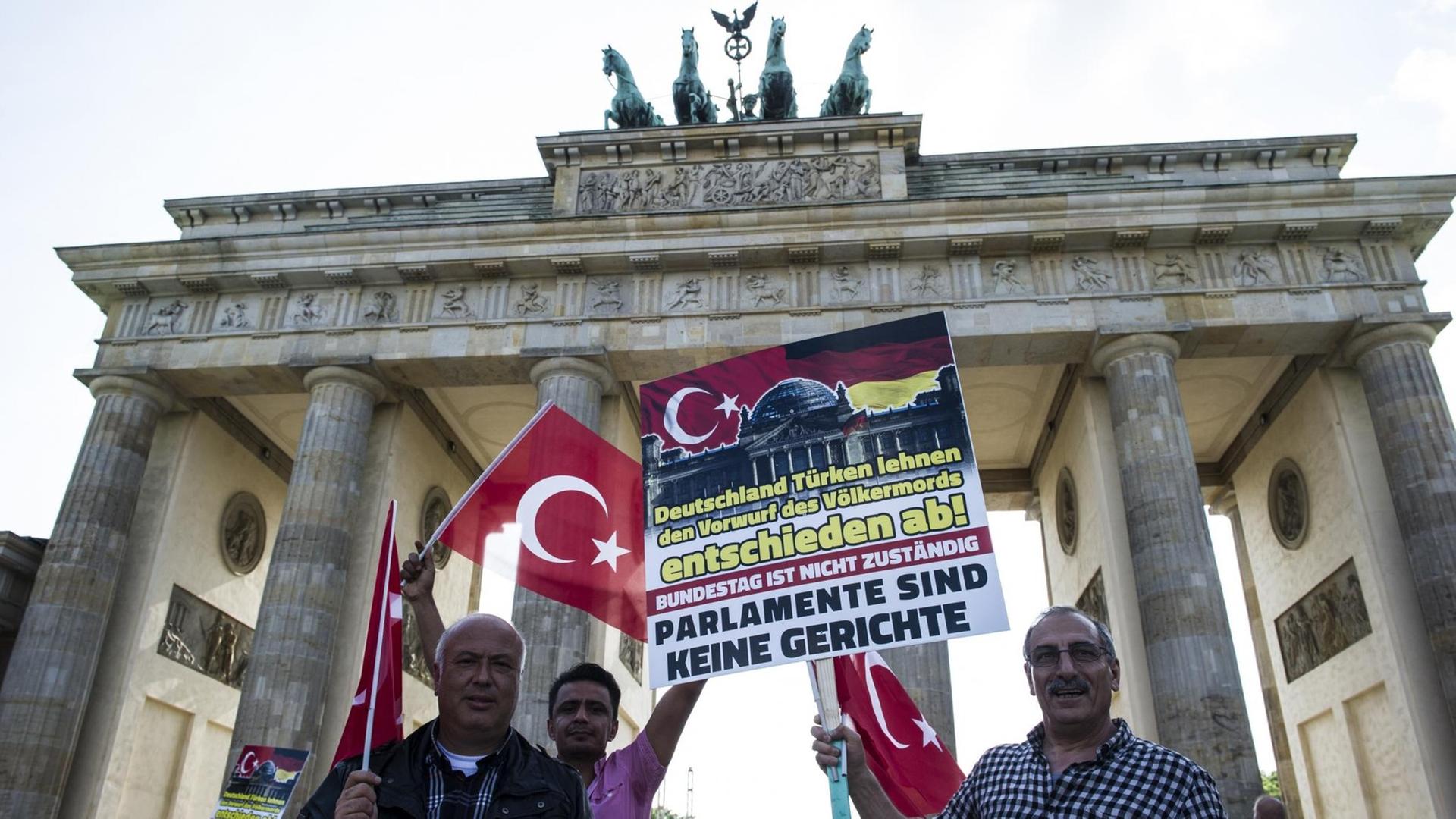 Demonstration gegen geplante Bundestagsresolution vor dem Brandenburger Tor in Berlin.