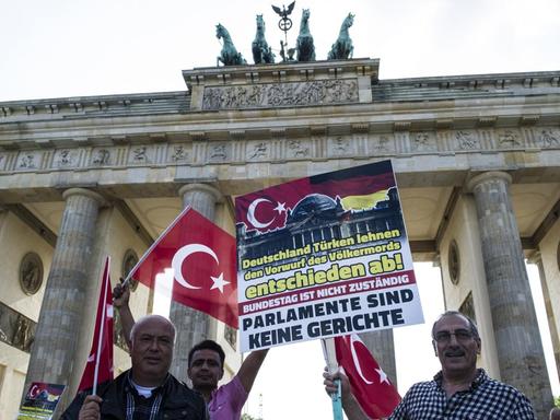 Demonstration gegen geplante Bundestagsresolution vor dem Brandenburger Tor in Berlin.