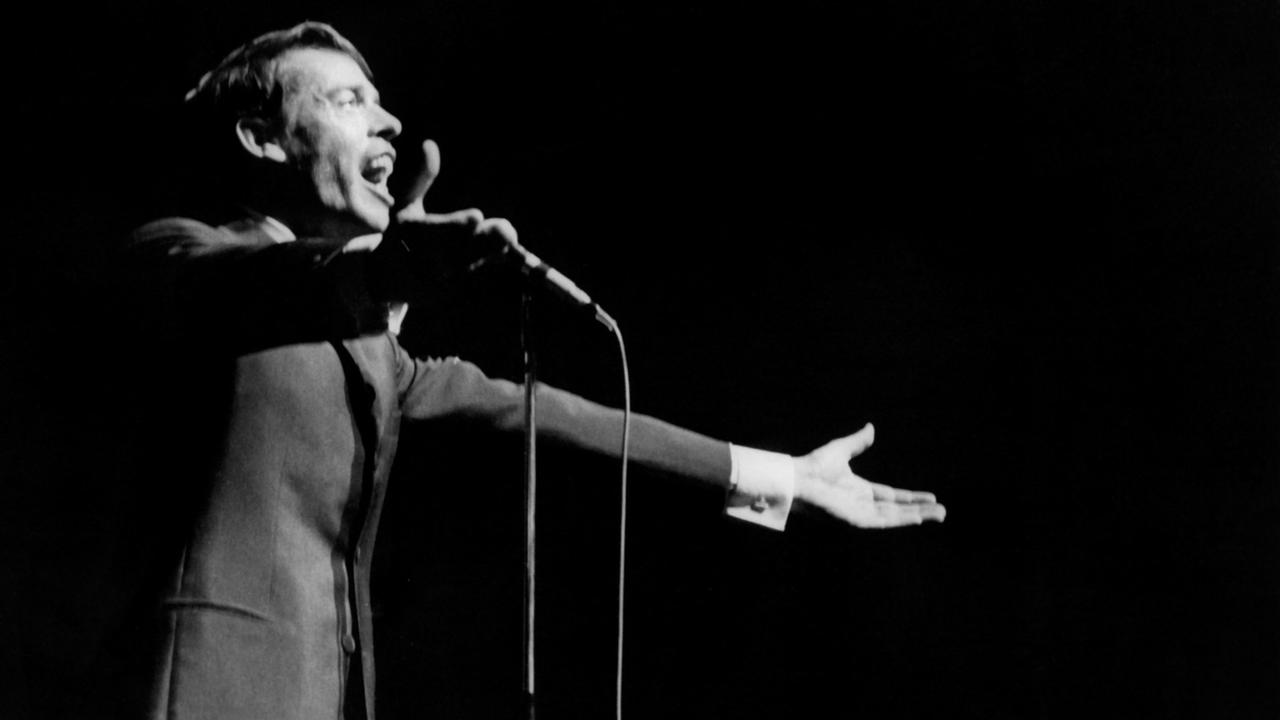 Der belgische Chanson-Sänger Jacques Brel bei einem Auftritt im Olympia in Paris im  Oktober 1966.