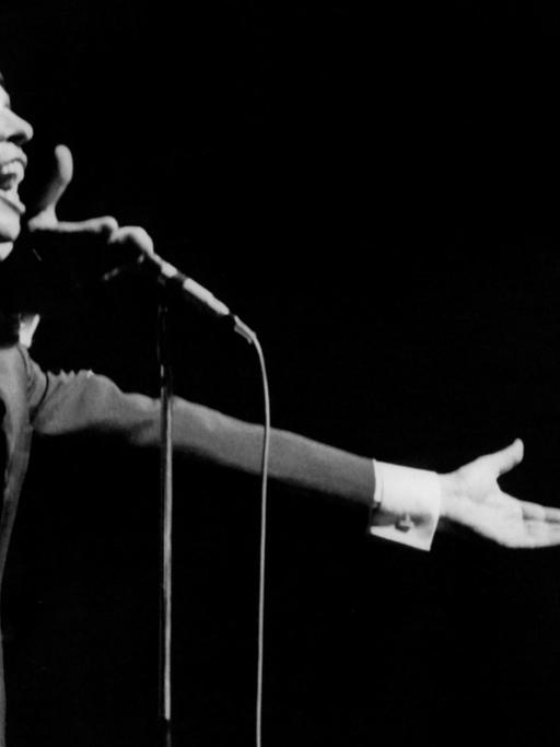 Der belgische Chanson-Sänger Jacques Brel bei einem Auftritt im Olympia in Paris im Oktober 1966.