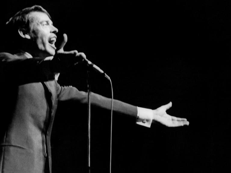 Der belgische Chanson-Sänger Jacques Brel bei einem Auftritt im Olympia in Paris im Oktober 1966.