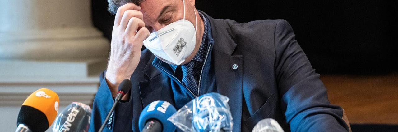 Markus Söder, Ministerpräsident von Bayern spricht während einer Pressekonferenz. Der CSU-Politiker trägt einen Mundschutz. Markus Söder, Ministerpräsident von Bayern spricht während einer Pressekonferenz. Der CSU-Politiker trägt einen Mundschutz.