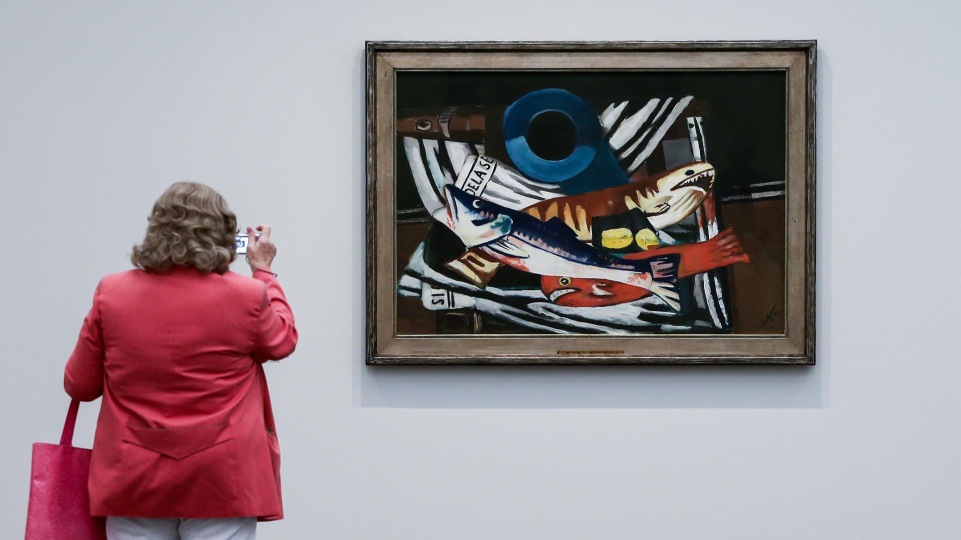 Eine Besucherin betrachtet in der Ausstellung "Max Beckmann - Die Stillleben" in der Kunsthalle in Hamburg das Bild "Großes Fisch-Stillleben" Eine Besucherin betrachtet in der Ausstellung "Max Beckmann - Die Stillleben" in der Kunsthalle in Hamburg das Bild "Großes Fisch-Stillleben"