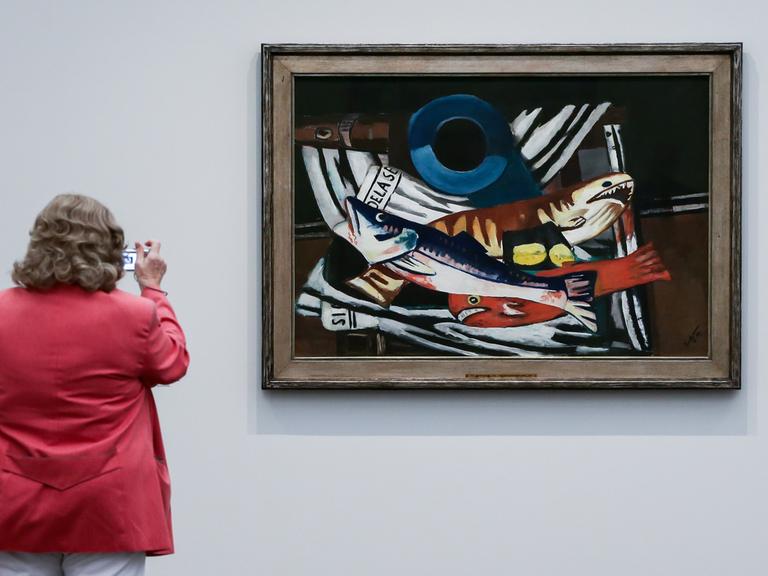 Eine Besucherin betrachtet in der Ausstellung "Max Beckmann - Die Stillleben" in der Kunsthalle in Hamburg das Bild "Großes Fisch-Stillleben"