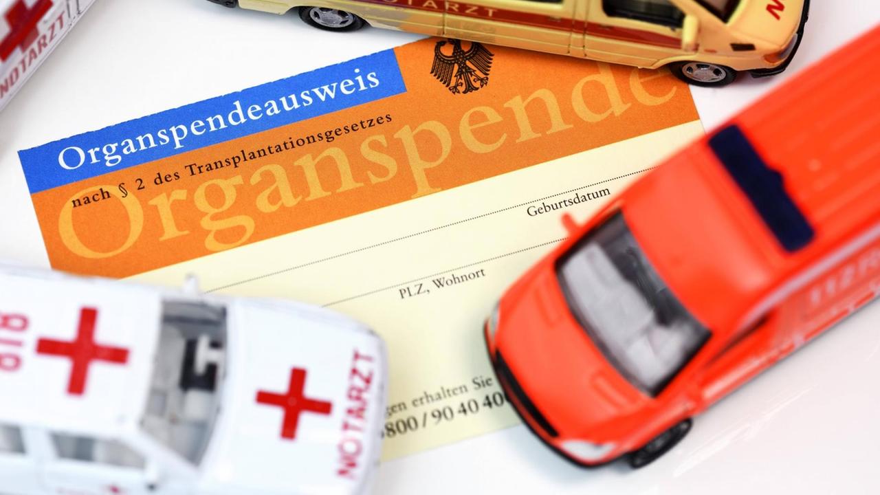 Organspendeausweis und Rettungswagen Organspendeausweis und Rettungswagen