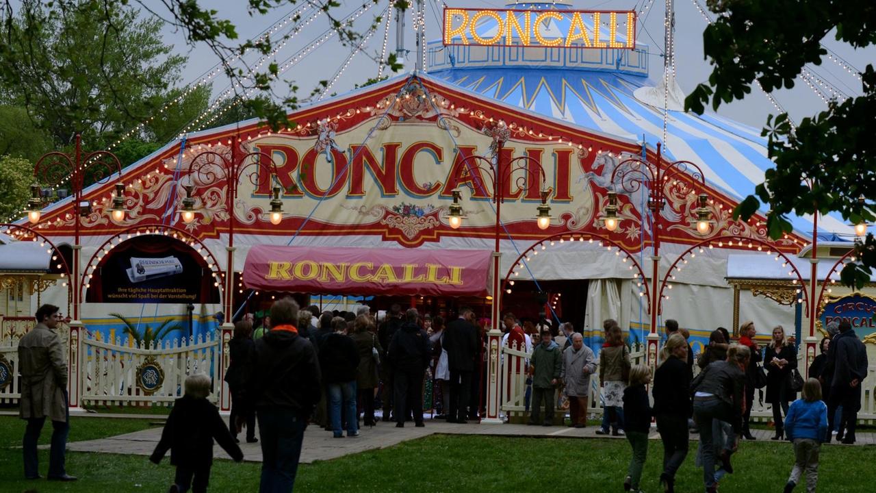Besucher gehen am 10.05.2012 in das Zelt vom Circus Roncalli Besucher gehen am 10.05.2012 in das Zelt vom Circus Roncalli