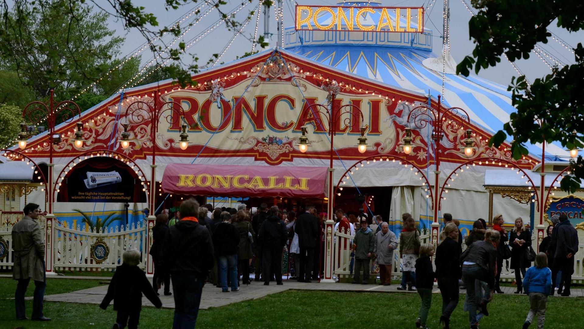 Besucher gehen am 10.05.2012 in das Zelt vom Circus Roncalli Besucher gehen am 10.05.2012 in das Zelt vom Circus Roncalli