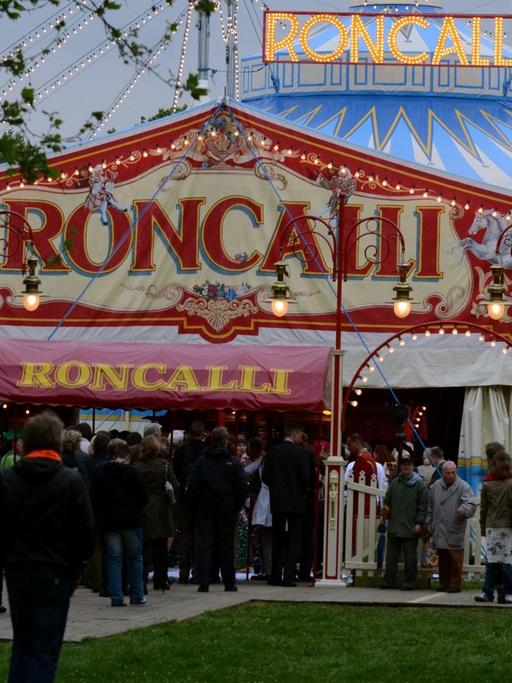 Besucher gehen am 10.05.2012 in das Zelt vom Circus Roncalli