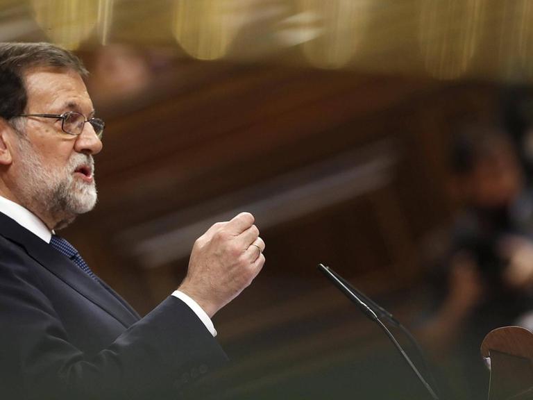 Spaniens Ministerpräsident spricht vor dem Parlament in Madrid.