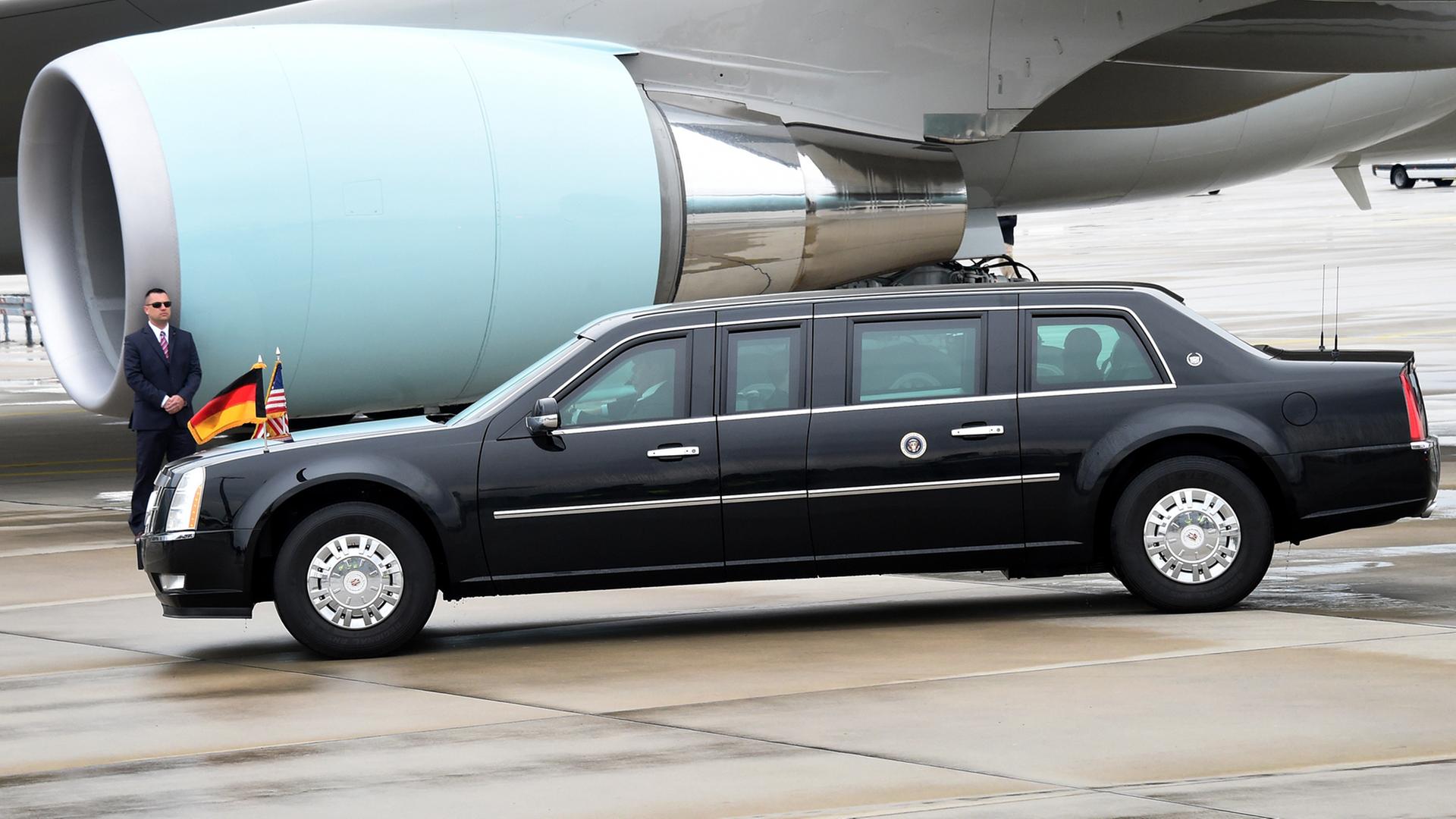 Eine Limousine fährt an einem Flugzeug vor Eine Limousine fährt an einem Flugzeug vor