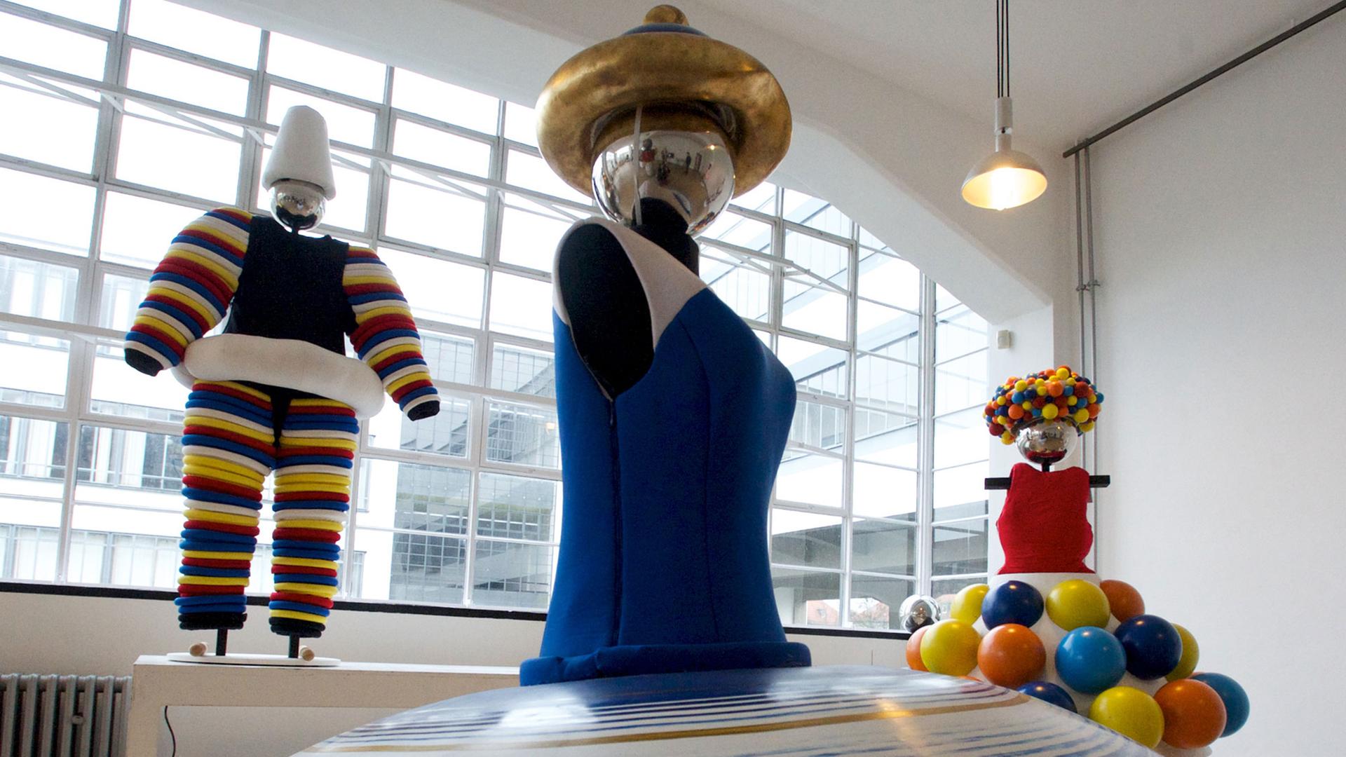 In der aktuellen Dessauer Bauhaus-Ausstellung "Mensch-Raum-Maschine", in der 18 Kostüme zu sehen sind, die sich auf Figurinen des berühmten Bauhaus-Künstlers Oskar Schlemmers beziehen. In der aktuellen Dessauer Bauhaus-Ausstellung "Mensch-Raum-Maschine", in der 18 Kostüme zu sehen sind, die sich auf Figurinen des berühmten Bauhaus-Künstlers Oskar Schlemmers beziehen.