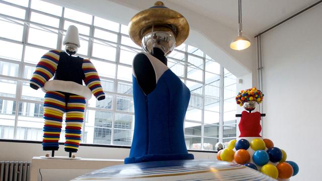 In der aktuellen Dessauer Bauhaus-Ausstellung "Mensch-Raum-Maschine", in der 18 Kostüme zu sehen sind, die sich auf Figurinen des berühmten Bauhaus-Künstlers Oskar Schlemmers beziehen.