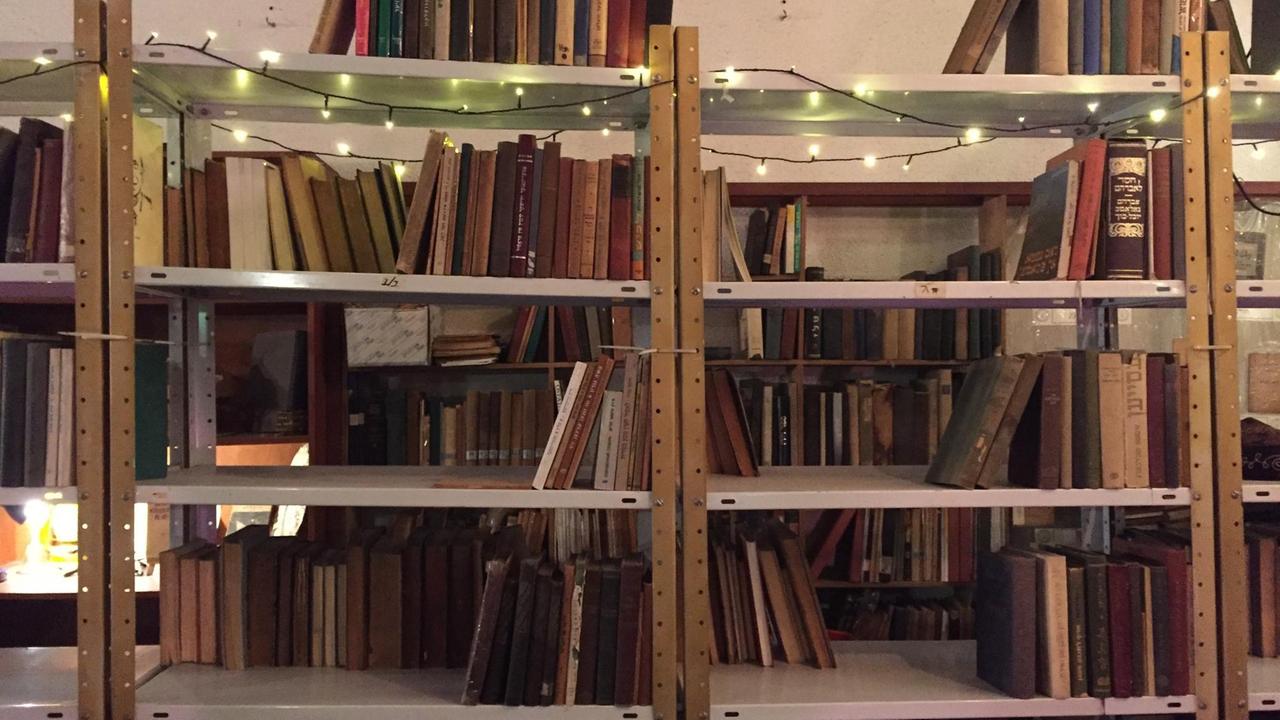 Ein Bücherregal in Mendy Cahans Archiv Ein Bücherregal in Mendy Cahans Archiv