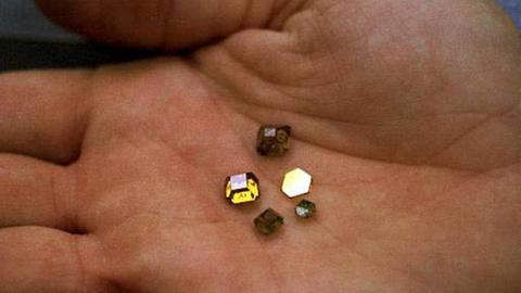 In Diamanten, viel kleiner als diese, wurden die längsten Kohlenstoffbindungen erzeugt.