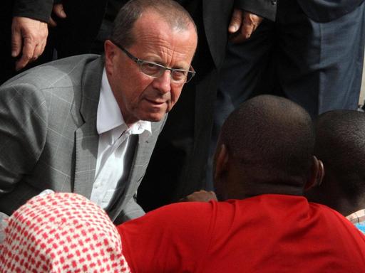 Martin Kobler spricht mit Migranten in einem Auffanglager in Libyen