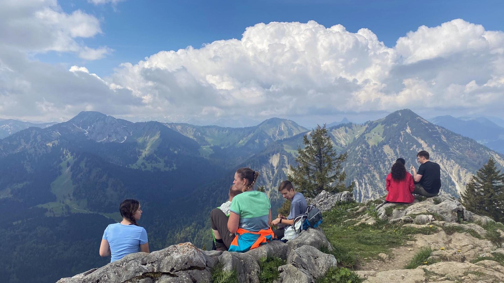 tourismus-in-den-alpen-auf-den-bergh-tten-beginnt-die-saison