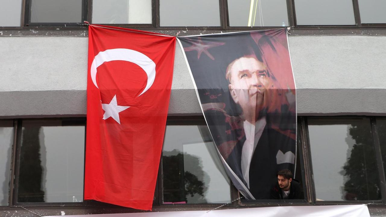 Am Sitz der Zeitung "Cumhuriyet" in Istanbul ist eine türkische Flagge und ein Bild des Gründers der modernen Türkei, Atatürk, zu sehen. Am Sitz der Zeitung "Cumhuriyet" in Istanbul ist eine türkische Flagge und ein Bild des Gründers der modernen Türkei, Atatürk, zu sehen.
