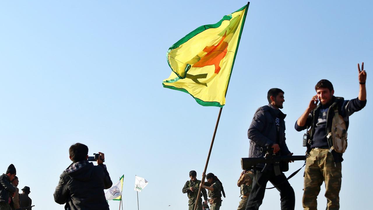 Kämpfer der kurdischen Volksverteidigungseinheiten (YPG) feiern die Rückeroberung Kobanes
