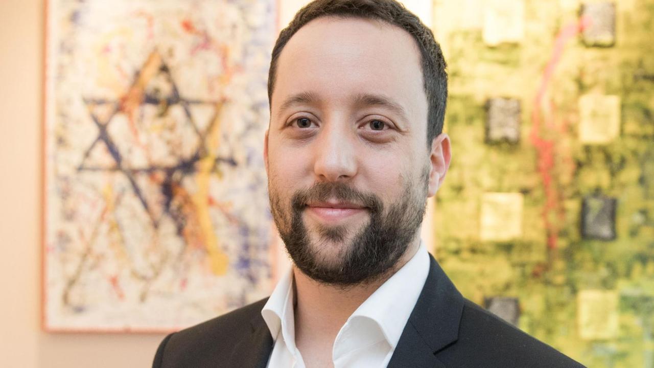 Der jüdische Restaurantbesitzer Yorai Feinberg steht in seinem Restaurant in Berlin-Schöneberg. Feinberg wurde von einem Passanten antisemitisch beschimpft. Der jüdische Restaurantbesitzer Yorai Feinberg steht in seinem Restaurant in Berlin-Schöneberg. Feinberg wurde von einem Passanten antisemitisch beschimpft.