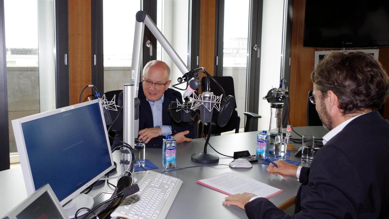 Der Vorsitzende der CDU/CSU-Bundestagsfraktion, Volker Kauder, im Interview der Woche im Deutschlandfunk. Der Vorsitzende der CDU/CSU-Bundestagsfraktion, Volker Kauder, im Interview der Woche im Deutschlandfunk.