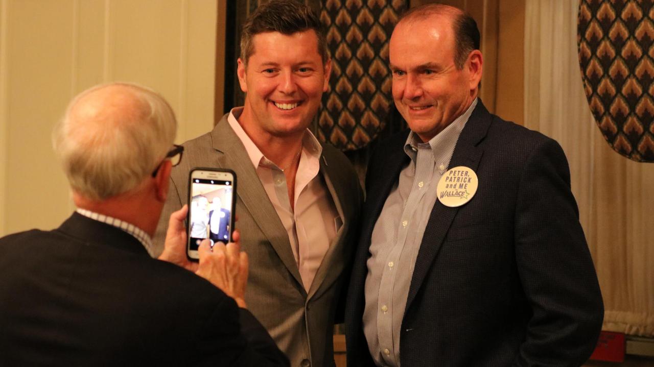 Scott Wallace kandidiert für die Demokraten in Pennsylvania. Hier lässt er sich fotografieren mit einem Unterstützer. Scott Wallace kandidiert für die Demokraten in Pennsylvania. Hier lässt er sich fotografieren mit einem Unterstützer.