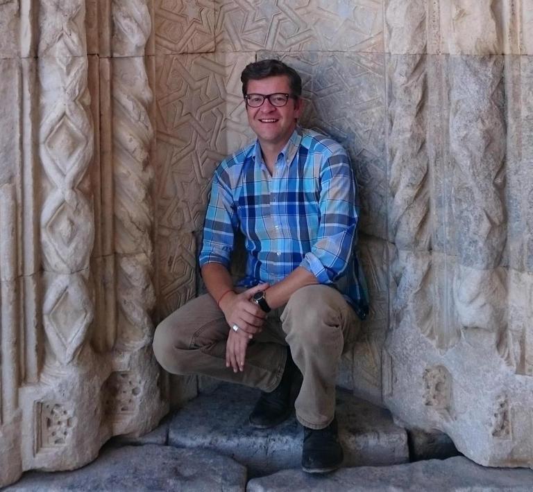 Marco Schöller hockt in der Nische eines historischen Gebäudes. Marco Schöller hockt in der Nische eines historischen Gebäudes.