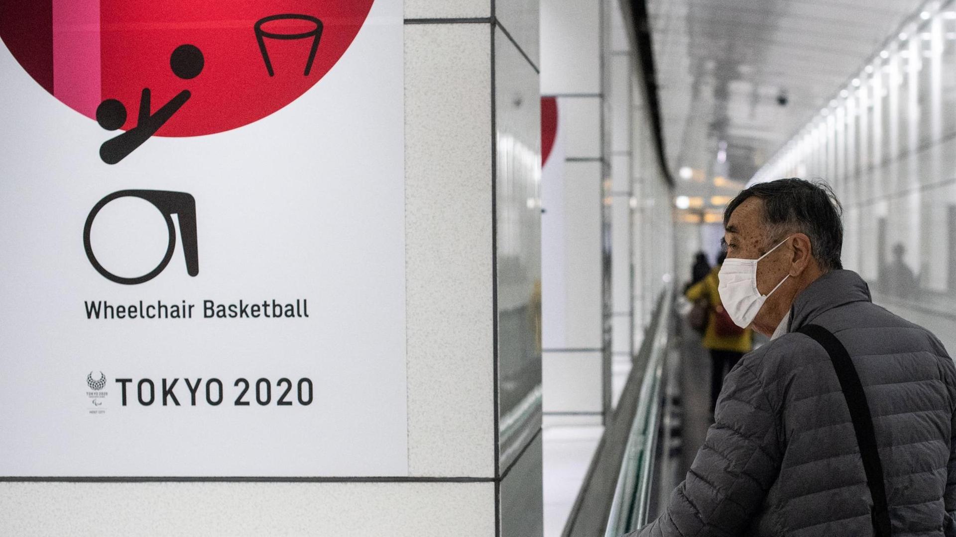 Ein Schild weist auf ein Spiel im Roll-Stuhl-Basket-Ball hin. Ein Schild weist auf ein Spiel im Roll-Stuhl-Basket-Ball hin.