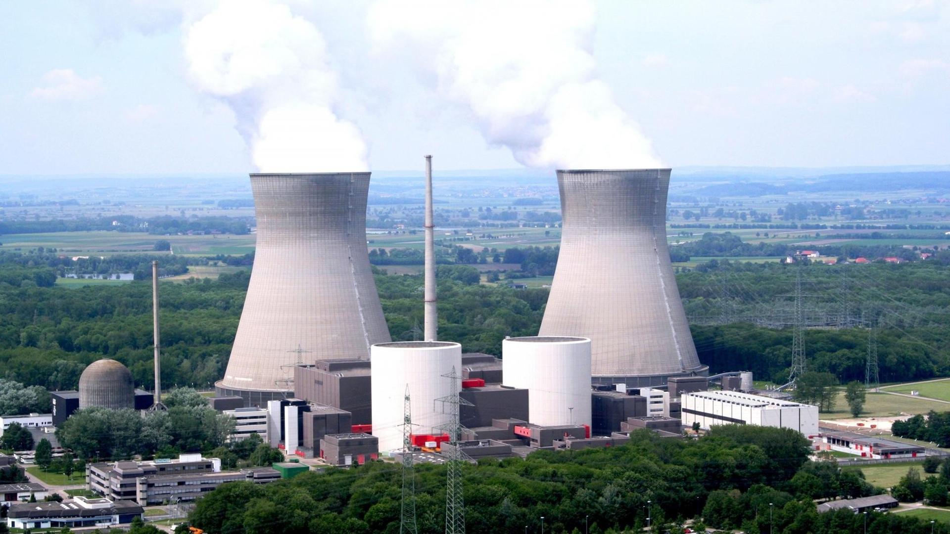 Das Atomkraftwerk Grundremmingen mit seinen großen Kühltürmen in einer Luftaufnahme. Das Atomkraftwerk Grundremmingen mit seinen großen Kühltürmen in einer Luftaufnahme.