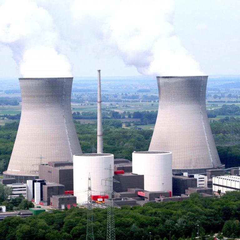 Das Atomkraftwerk Grundremmingen mit seinen großen Kühltürmen in einer Luftaufnahme.