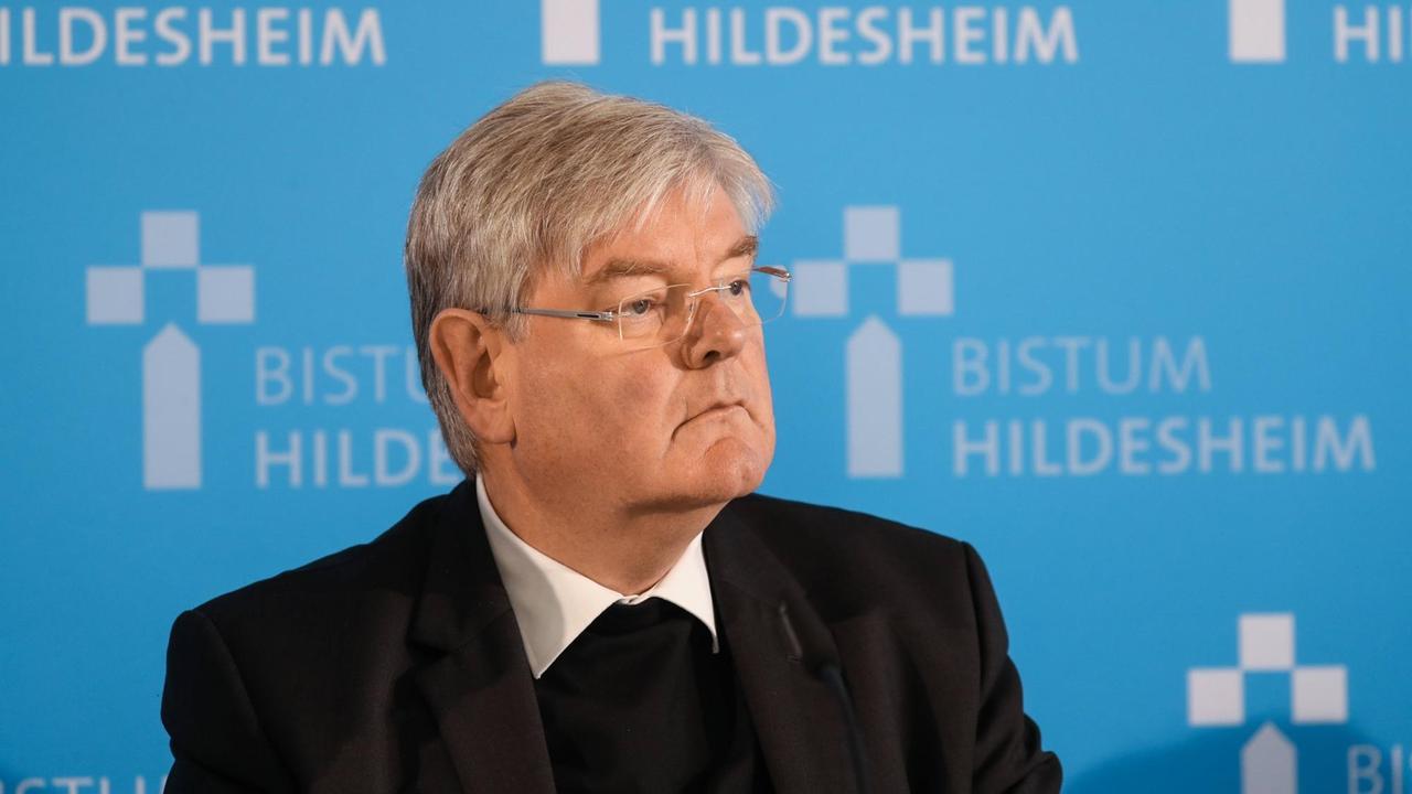 Weihbischof Heinz-Günter Bongartz bei der Vorstellung des Gutachtens in Hildesheim am 16.10.2017
