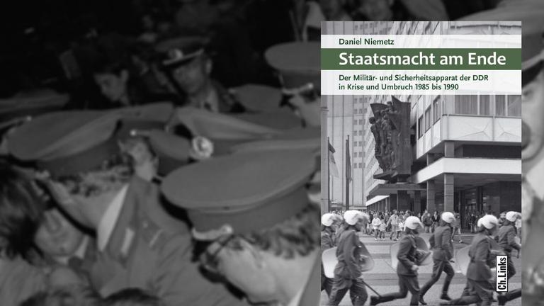 Buchcover Daniel Niemetz - "Staatsmacht am Ende". Im Hintergrund Volkspolizisten im Einsatz bei einer Demonstration am 7. Oktober 1989 in Berlin.