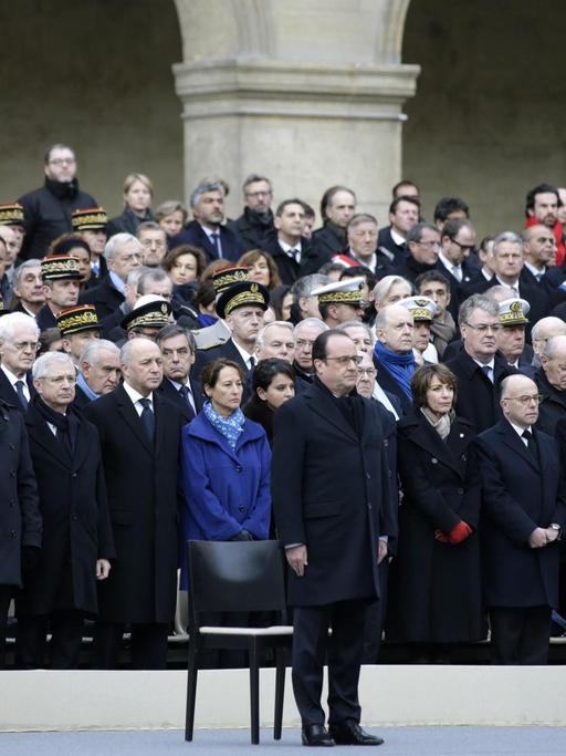 Frankreichs Präsident Hollande steht vor dem Invalidendom. Im Hintergrund sind viele weitere Menschen zu sehen.