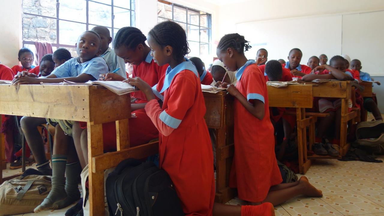 Die Klassen an der staatlichen Riruta-Grundschule sind hoffnungslos überfüllt. Einige Kinder müssen mangels Bänken auf ihren Knien schreiben.