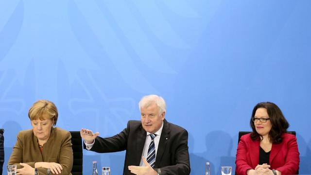 Bundesinnenminister Thomas de Maiziere (l-r, CDU), der Bundeswirtschaftsminister und Vize-Kanzler Sigmar Gabriel (SPD), Bundeskanzlerin Angela Merkel (CDU), der CSU-Vorsitzende Horst Seehofer und Arbeitsministerin Andrea Nahles (SPD) in der Bundespressekonferenz