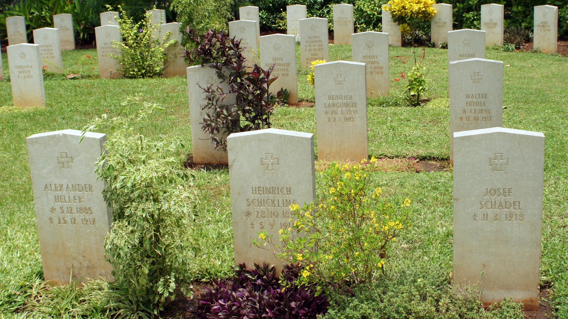 Gräber für deutsche Soldaten, die im Ersten Weltkrieg in Ostafrika gefallen sind, auf dem Militärfriedhof in Daressalam in Tansania. Gräber für deutsche Soldaten, die im Ersten Weltkrieg in Ostafrika gefallen sind, auf dem Militärfriedhof in Daressalam in Tansania.