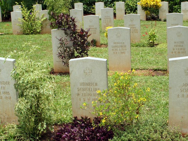 Gräber für deutsche Soldaten, die im Ersten Weltkrieg in Ostafrika gefallen sind, auf dem Militärfriedhof in Daressalam in Tansania.