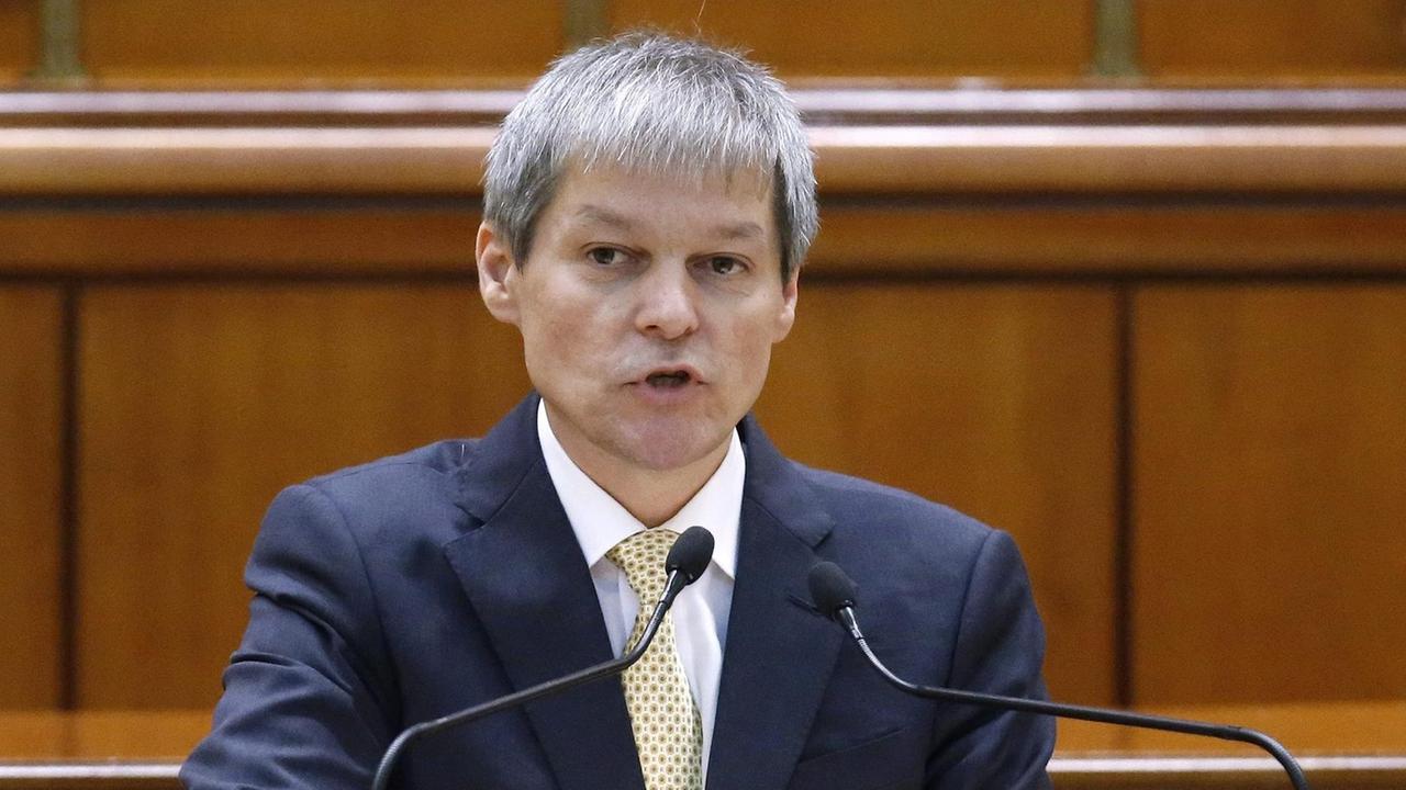 Rumäniens parteiloser Ministerpräsident Dacian Ciolos spricht im Parlament Rumäniens parteiloser Ministerpräsident Dacian Ciolos spricht im Parlament