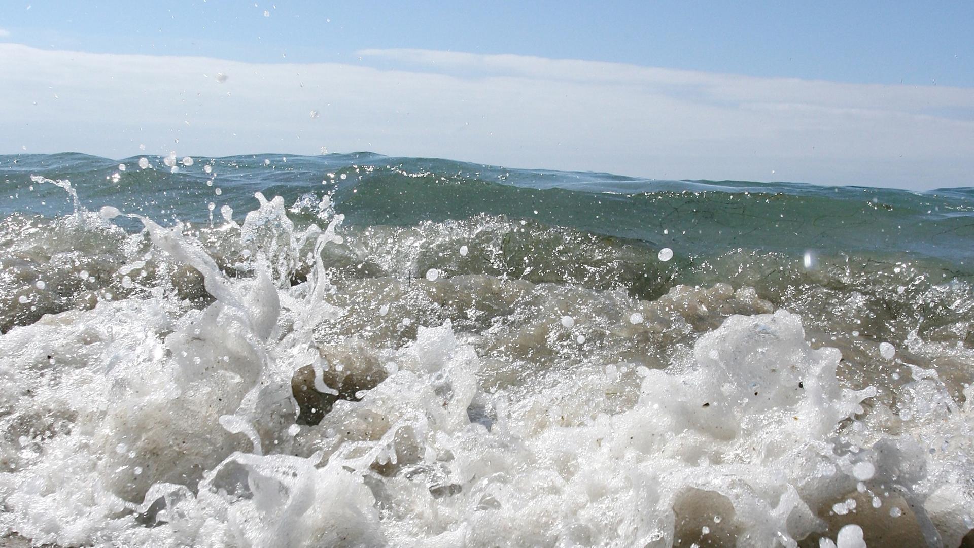 Kleine Welle am Strand Kleine Welle am Strand