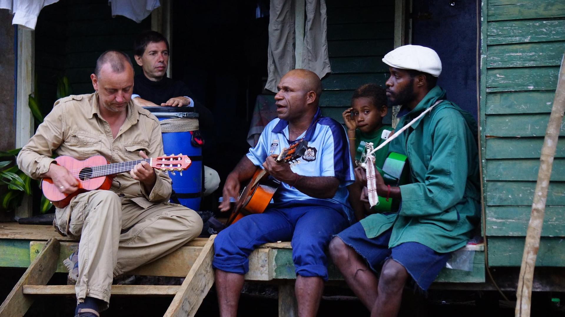 Kai-Uwe Kohlschmidt musiziert mit Bewohnern von Mindik in Papua-Neuguinea. Kai-Uwe Kohlschmidt musiziert mit Bewohnern von Mindik in Papua-Neuguinea.