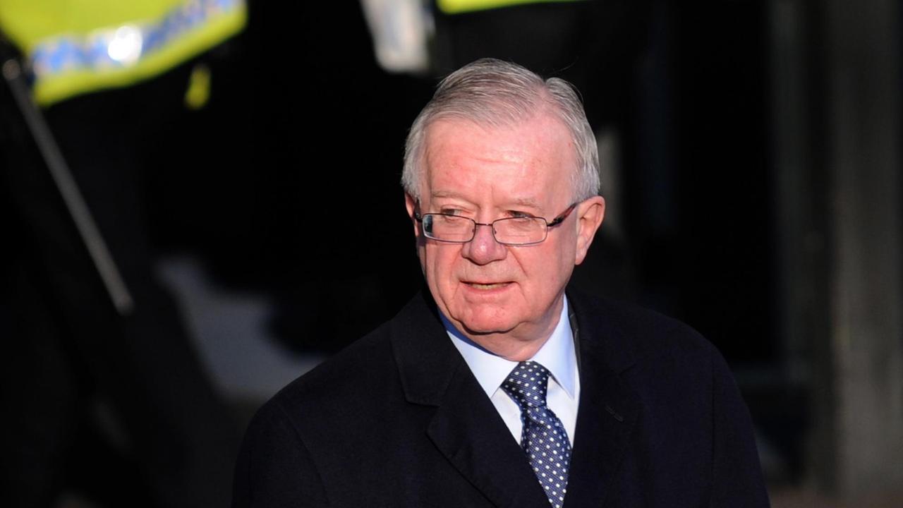 Sir John Chilcot beim Verlassen des Untersuchungsausschusses zum Irak-Krieg am 21.1.2011. Dabei wurde der ehemalige britische Premier Tony Blair in London befragt. Sir John Chilcot beim Verlassen des Untersuchungsausschusses zum Irak-Krieg am 21.1.2011. Dabei wurde der ehemalige britische Premier Tony Blair in London befragt.