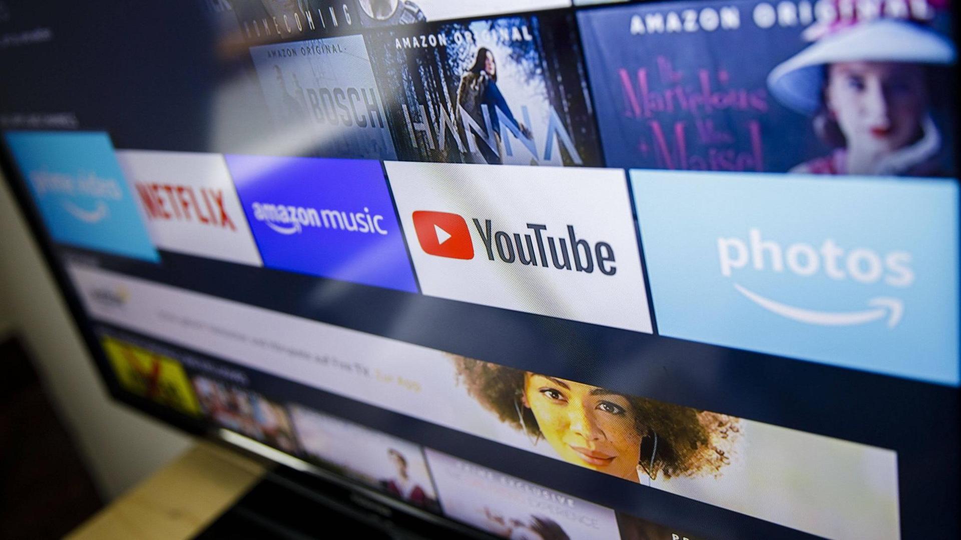Die Logos der Streaming Dienste Amazon Prime Video, Netflix, amazon music und youtube sind auf einem Fernseher