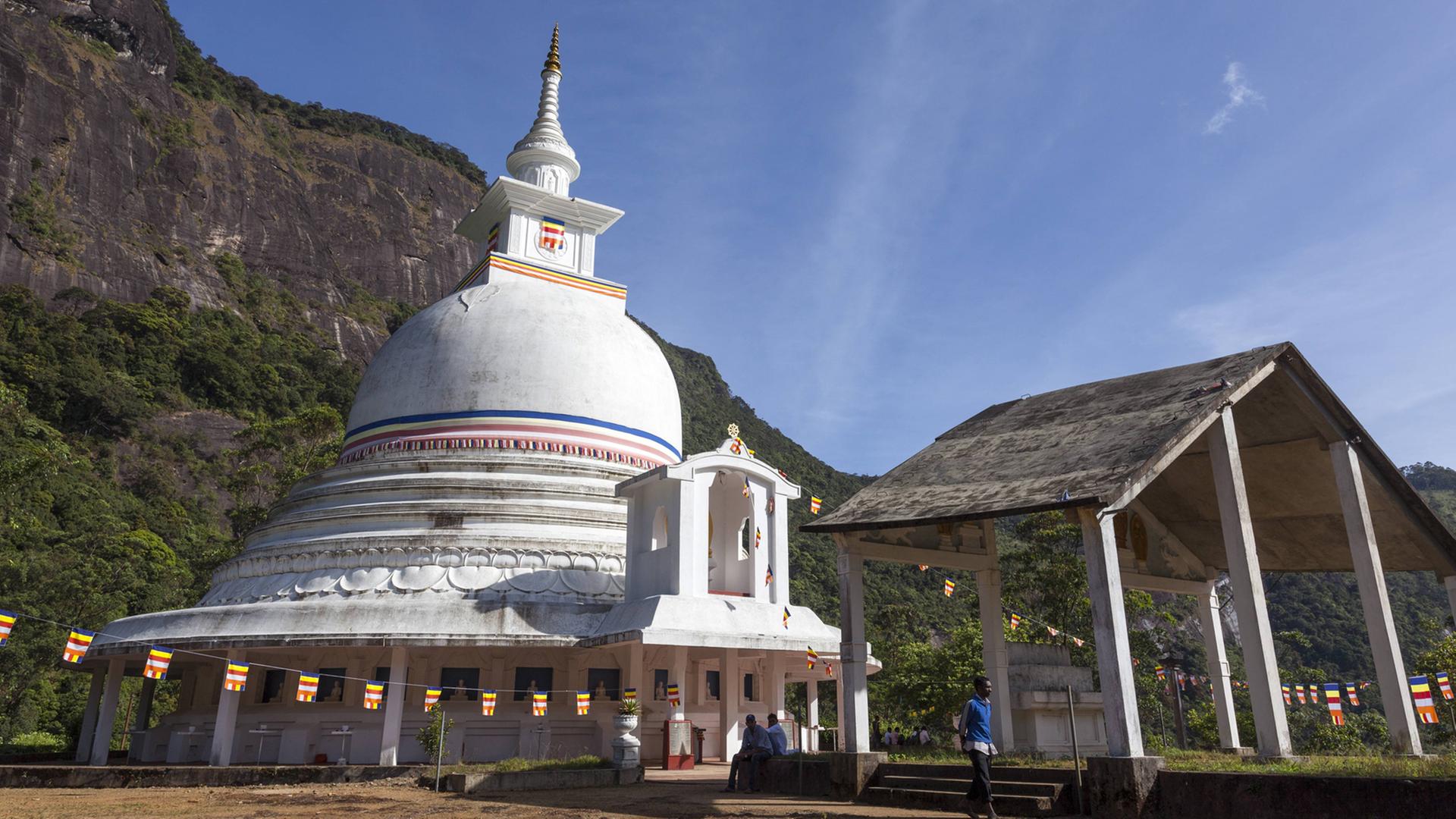 Ein buddistischer Tempel an der Route zum Adam's Peak, Sri Lanka
