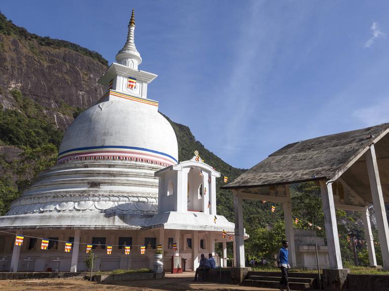 Ein buddistischer Tempel an der Route zum Adam's Peak, Sri Lanka