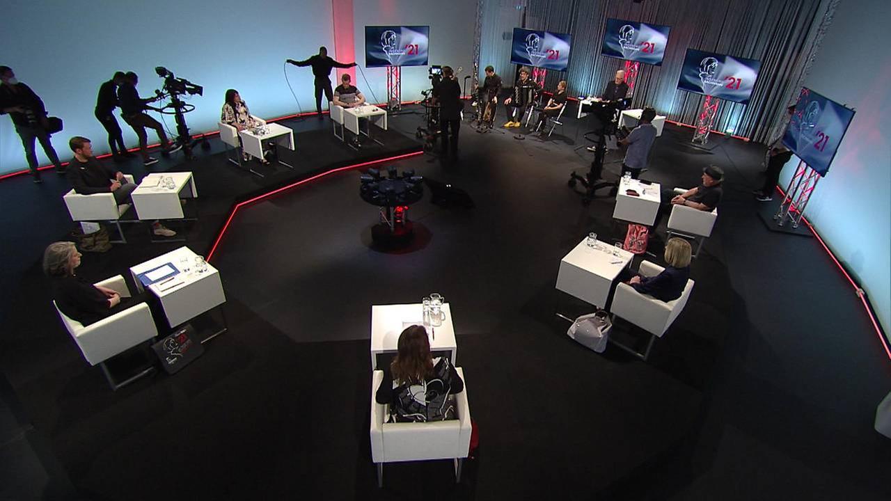 Blick in das Fernsehstudio, in dem die sieben Jurymitglieder des Bachmannpreises im Kreis sitzen. Blick in das Fernsehstudio, in dem die sieben Jurymitglieder des Bachmannpreises im Kreis sitzen.