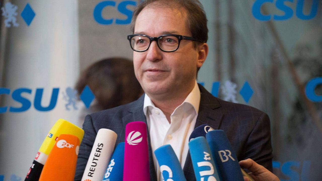 CSU-Landesgruppenchef Alexander Dobrindt spricht in der Parteizentrale in München am 15.1.2018 mit Journalisten. CSU-Landesgruppenchef Alexander Dobrindt spricht in der Parteizentrale in München am 15.1.2018 mit Journalisten.