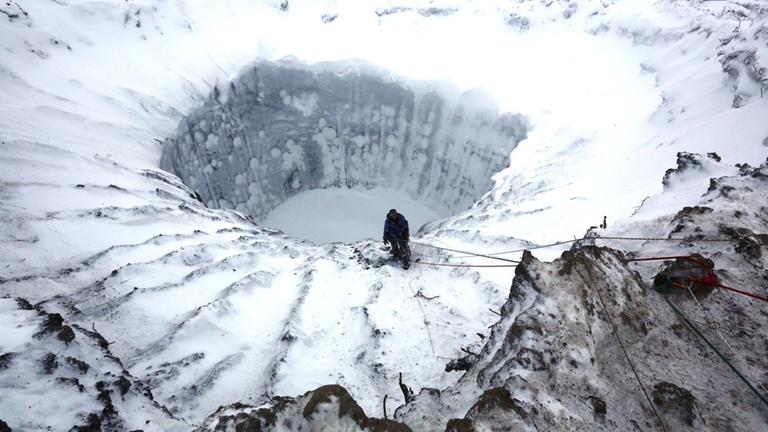 Russische Wissenschaftler erforschen einen durch Methangas entstandenen, 200 Meter tiefen Krater auf Jamal