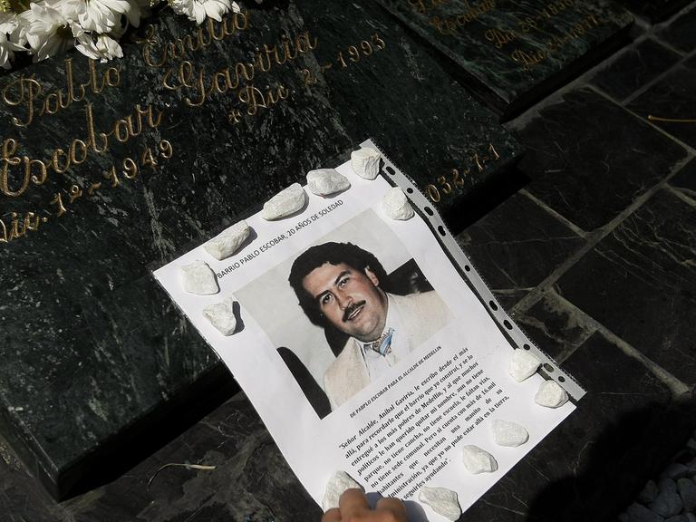 Eine Seite mit Bild des Drogenhändlers Pablo Escobar auf seinem Grabstein.