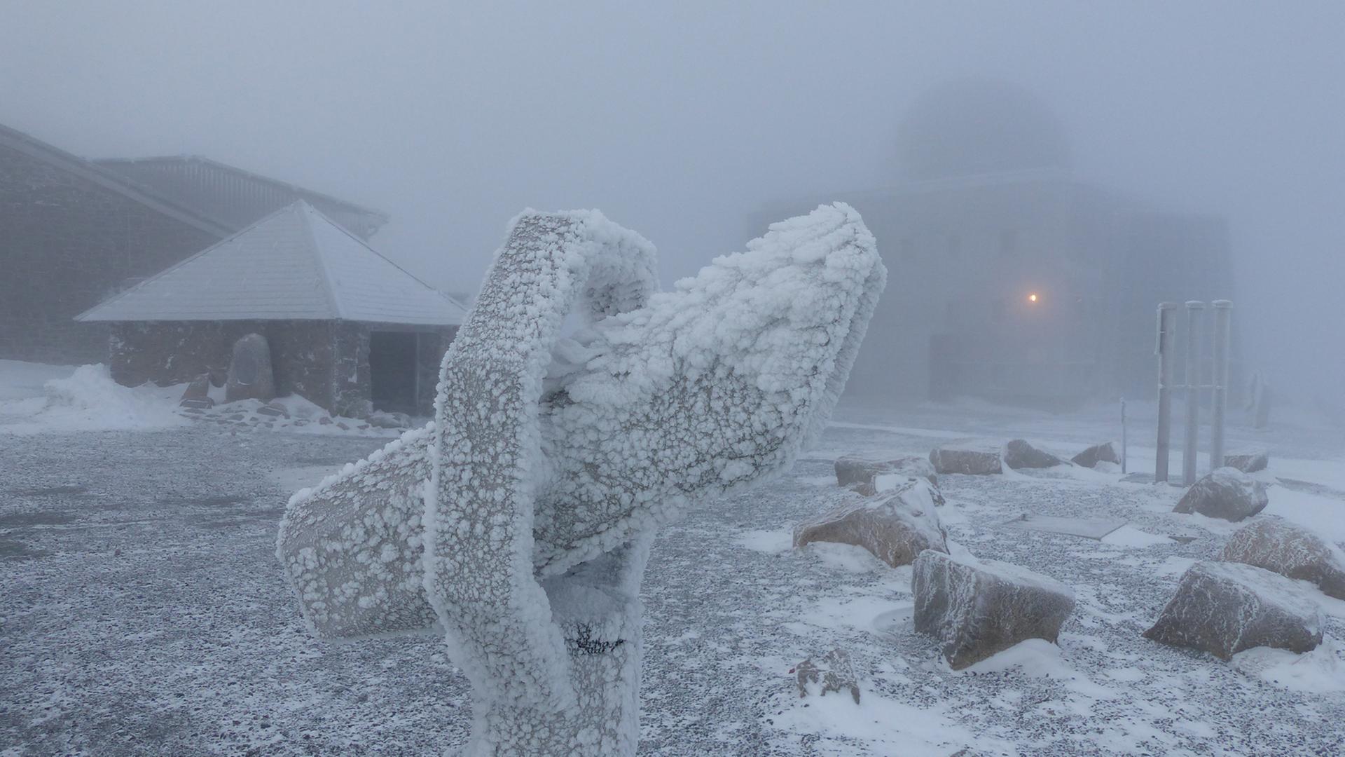 Mit einer dichten Schicht Raureif überzogen ist am 12.01.2014 das Aussichtsfernglas auf dem Gipfel Brocken bei Schierke im Harz (Sachsen-Anhalt), im Hintergrund rechts das Brockenmuseum. Mit einer dichten Schicht Raureif überzogen ist am 12.01.2014 das Aussichtsfernglas auf dem Gipfel Brocken bei Schierke im Harz (Sachsen-Anhalt), im Hintergrund rechts das Brockenmuseum.