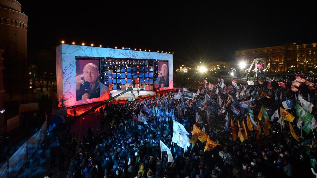 Wladimir Putin kann seine vierte Amtszeit als Präsident Russlands antreten - er spricht nach der gewonnenen Wahl zu einer Menschenmenge in Moskau